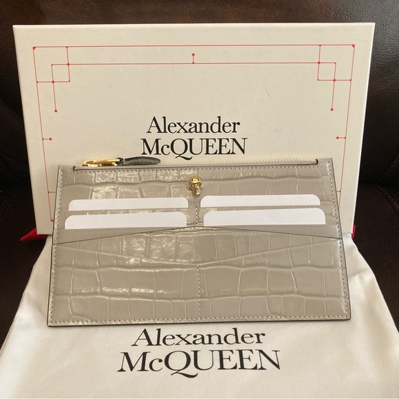 ALEXANDER McQUEEN Women’s Skull Flat Zip Wallet - Picture 4 of 7